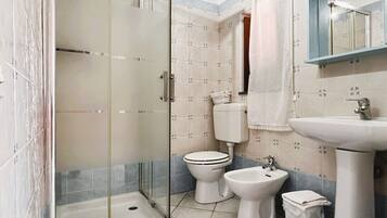 Estudio, balcón | Baño | Regadera, secadora de cabello, bidet, toallas