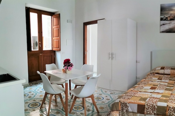 Standard Studio | Desk, laptop workspace, free WiFi, bed sheets