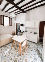 Refrigerador con freezer, placa de cocina, cafetera expreso