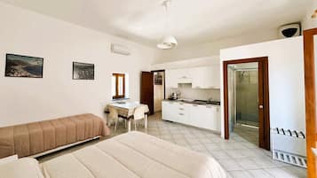 Studio, Balcony | Private kitchen