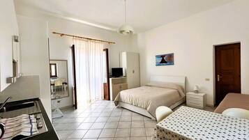 Studio, Balcony | Desk, laptop workspace, free WiFi, bed sheets