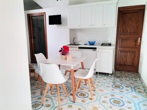 Full-size fridge, stovetop, espresso maker, coffee/tea maker