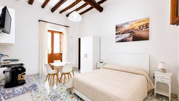 Standard Studio | Desk, laptop workspace, free WiFi, bed sheets