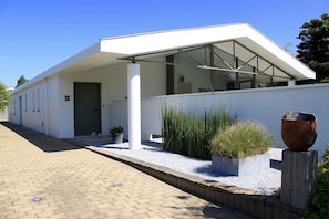 Vista frontal de la propiedad