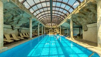 Piscina coberta, piscina a l'aire lliure i gandules