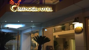 L’entrée de l’hôtel Cimenoglu, avec ses marches illuminées et son design moderne.