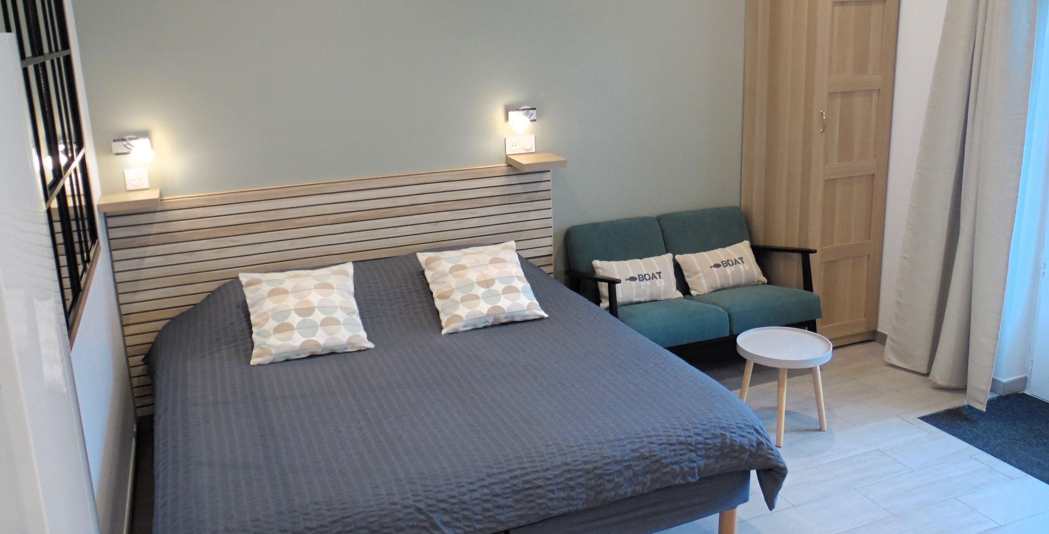 Studio | Living room | Flat-screen TV, toys