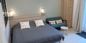 Studio | Woonkamer | Flatscreentelevisie en speelgoed