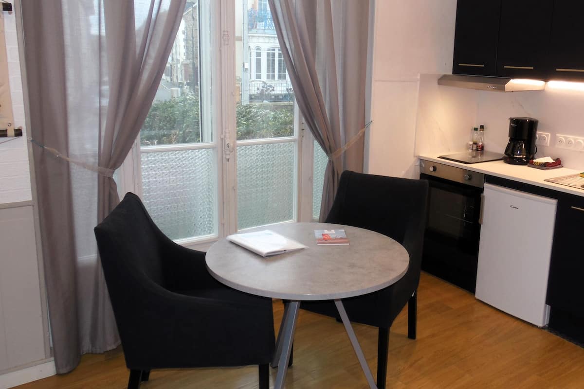 Studio, Balcony | Living room | Flat-screen TV, toys