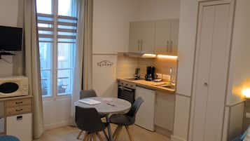 Studio (Le Grappin) | Living room | Flat-screen TV, toys
