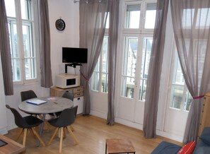 Apartment (L'Etrave) | Living room | Flat-screen TV, toys - Résidence la Hoguette (Saint-Malo)