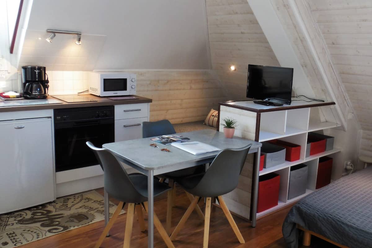 Studio (Le Mat) | Living room | Flat-screen TV, toys
