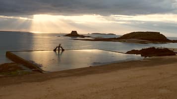 A la platja i para-sols per a la platja