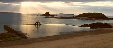 Am Strand, Sonnenschirme
