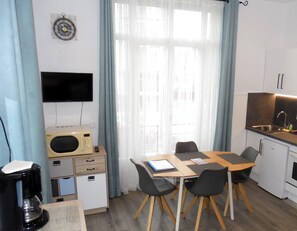 Apartment (L'Artimon) | Wohnzimmer | Flachbildfernseher, Kinderspielzeug
