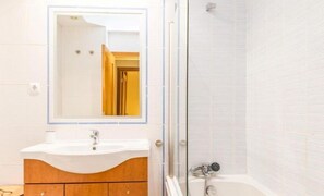 Combined shower/bathtub, towels