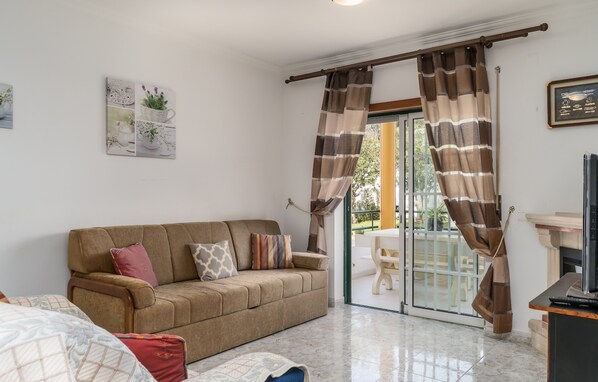 Apartment, 3 Bedrooms, Balcony | Interior detail