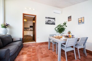 Kahden hengen perhehuone, 1 makuuhuone | Oleskelualue