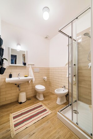 Perhesviitti, 2 makuuhuonetta | Kylpyhuone | Suihku, ilmaiset hygieniatuotteet, hiustenkuivaaja, bidee