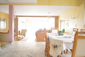 Villa | Étkezés a szobában