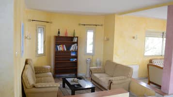 Villa | Living room | TV, table tennis
