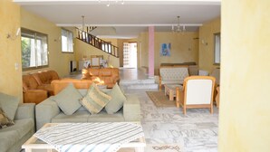 Vila | Sala de estar | TV, mesa de pingue-pongue