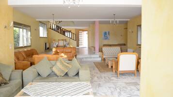 Villa | Salle de séjour | Télévision, table de tennis de table