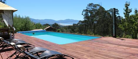 AuĂenpool (je nach Saison geöffnet), Sonnenschirme, LiegestĂŒhle