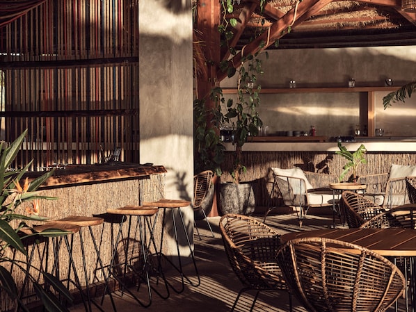 3 restaurants, international cuisine