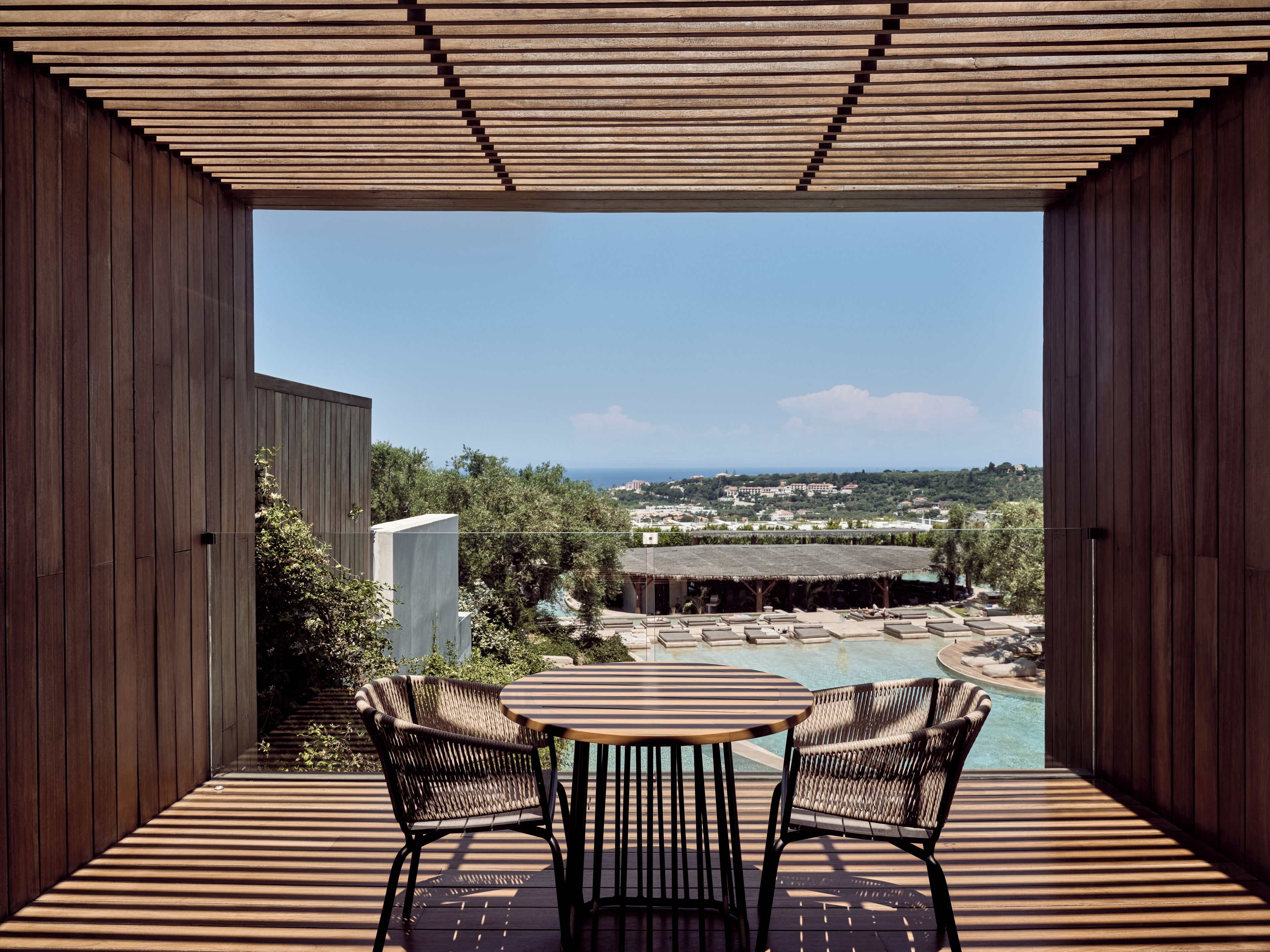 Suite Junior, vue sur la piscine | Vue de la chambre