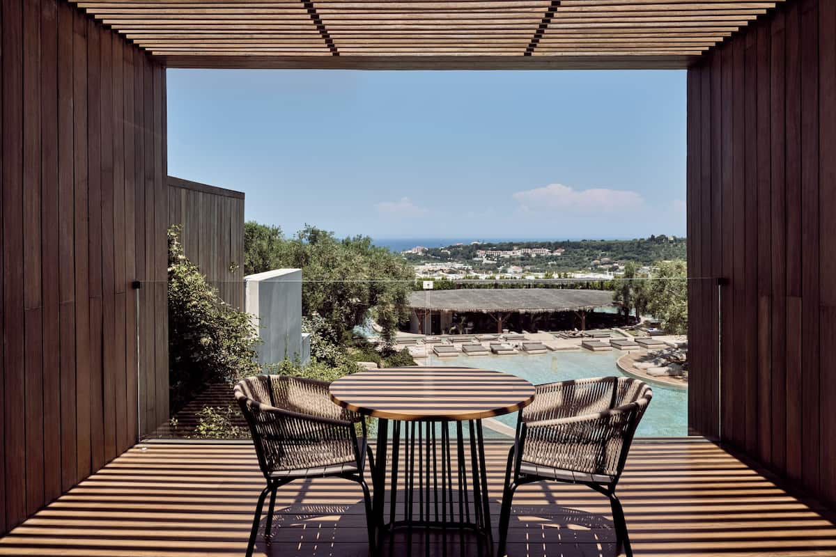 Suite Junior, vue sur la piscine | Vue de la chambre