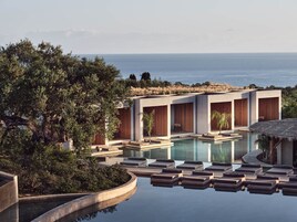 Superior Water Suite Pool View | Minibar, una cassaforte in camera, una scrivania, postazione laptop