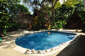 Outdoor pool - The Howler Monkey Hotel (Cóbano)