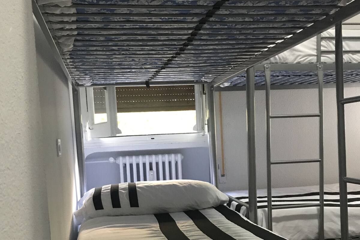 Basic Shared Dormitory, Mixed Dorm (Elena)