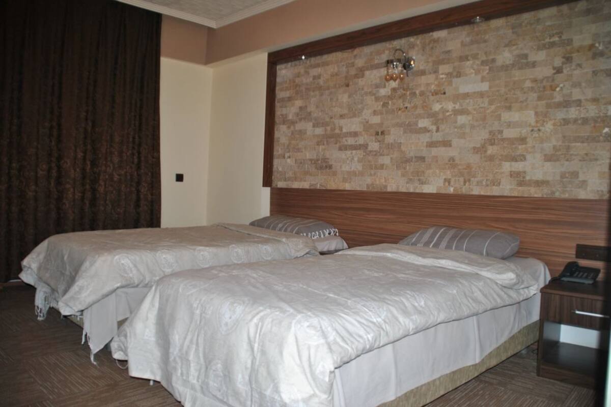Standard Twin Room | Desk, iron/ironing board (on request), WiFi (free)