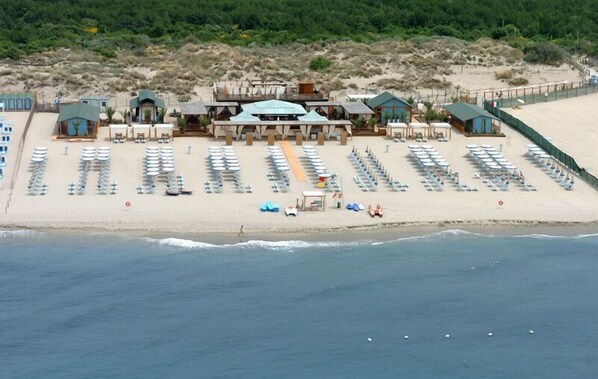 Private beach nearby, sun-loungers, beach umbrellas