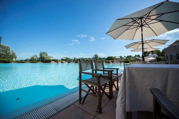 Una piscina al aire libre de temporada