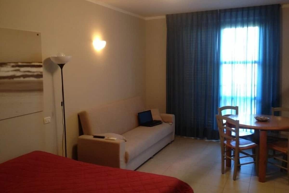 Escritorio, cunas, wifi gratis y ropa de cama 