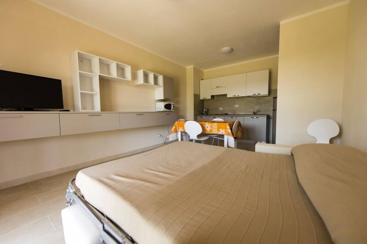 Escritorio, cunas, wifi gratis y ropa de cama 