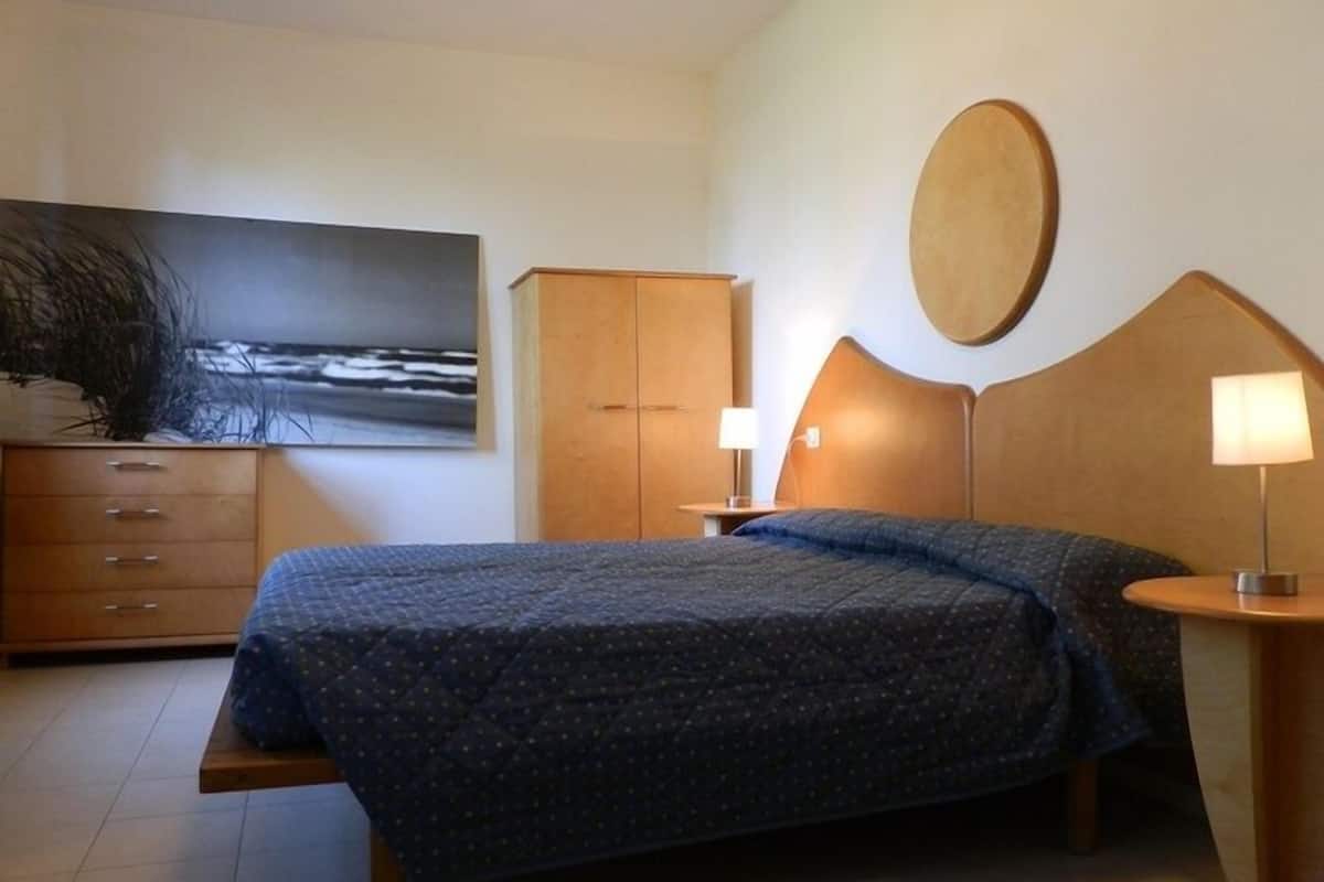 Escritorio, cunas, wifi gratis y ropa de cama 