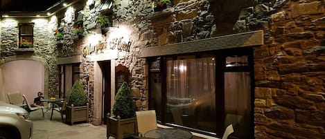 Fachada de la propiedad por la tarde o noche