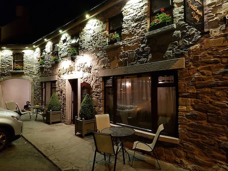 Vista frontal de la propiedad por la tarde o noche