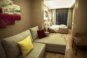 Deluxe Suite | Living area | LCD TV - Hotel Iz (Izmir)
