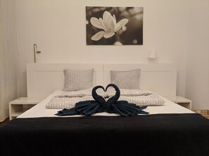 Deluxe Double Room | Free WiFi, bed sheets - Avenue Hostel (Budapest)