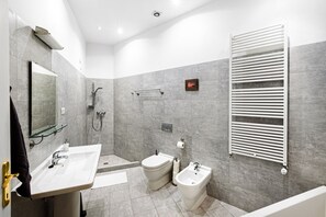 Superior Double or Twin Room | Badeværelse | Hårtørrer, håndklæder