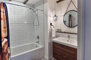 Signature Room | Bathroom | Hair dryer, towels, soap, shampoo - Gite du Survenant (Montreal)