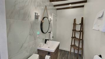 غرفة ديلوكس - سرير كبير | حمام | مجففات شعر، مناشف، صابون، شامبو