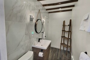 Deluxe Room, 1 Queen Bed | Bathroom