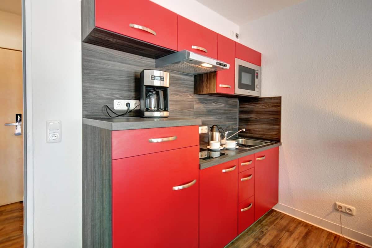 fridge, microwave, stovetop, coffee/tea maker