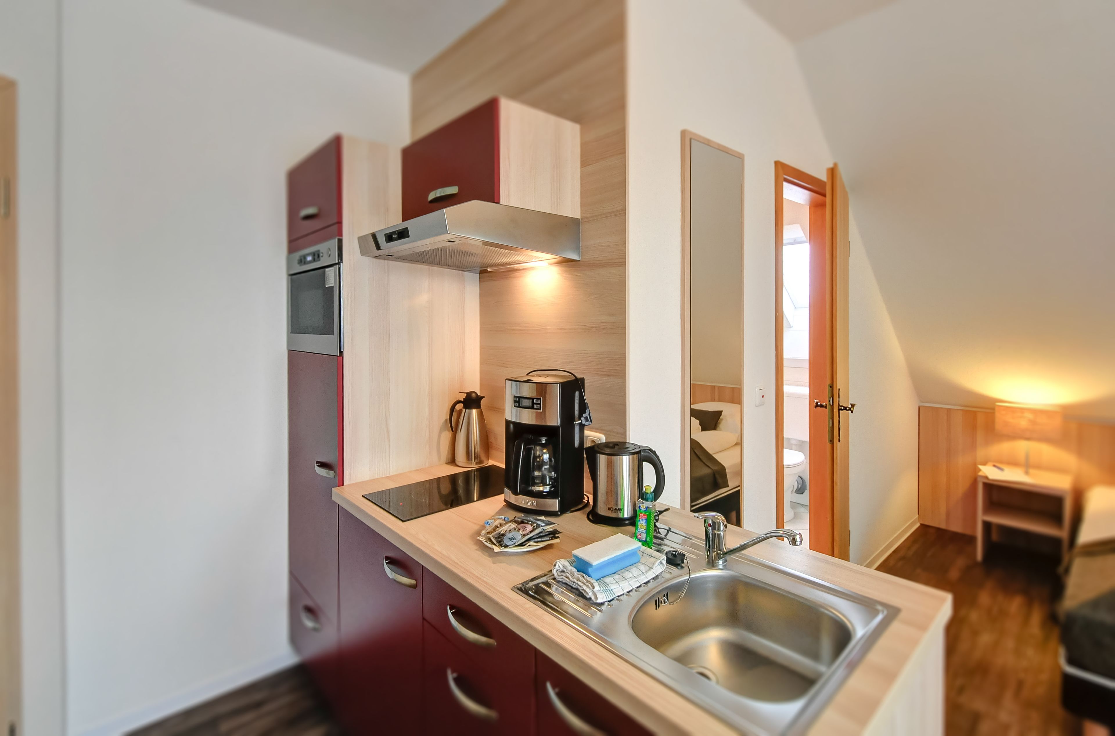 comfort double room, 1 double bed, kitchenette | private kitchenette | fridge, microwave, stovetop, coffee/tea maker